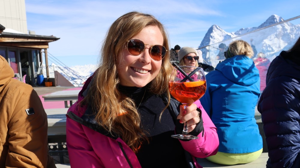 Proosten met Aperol Spritz op het terras.